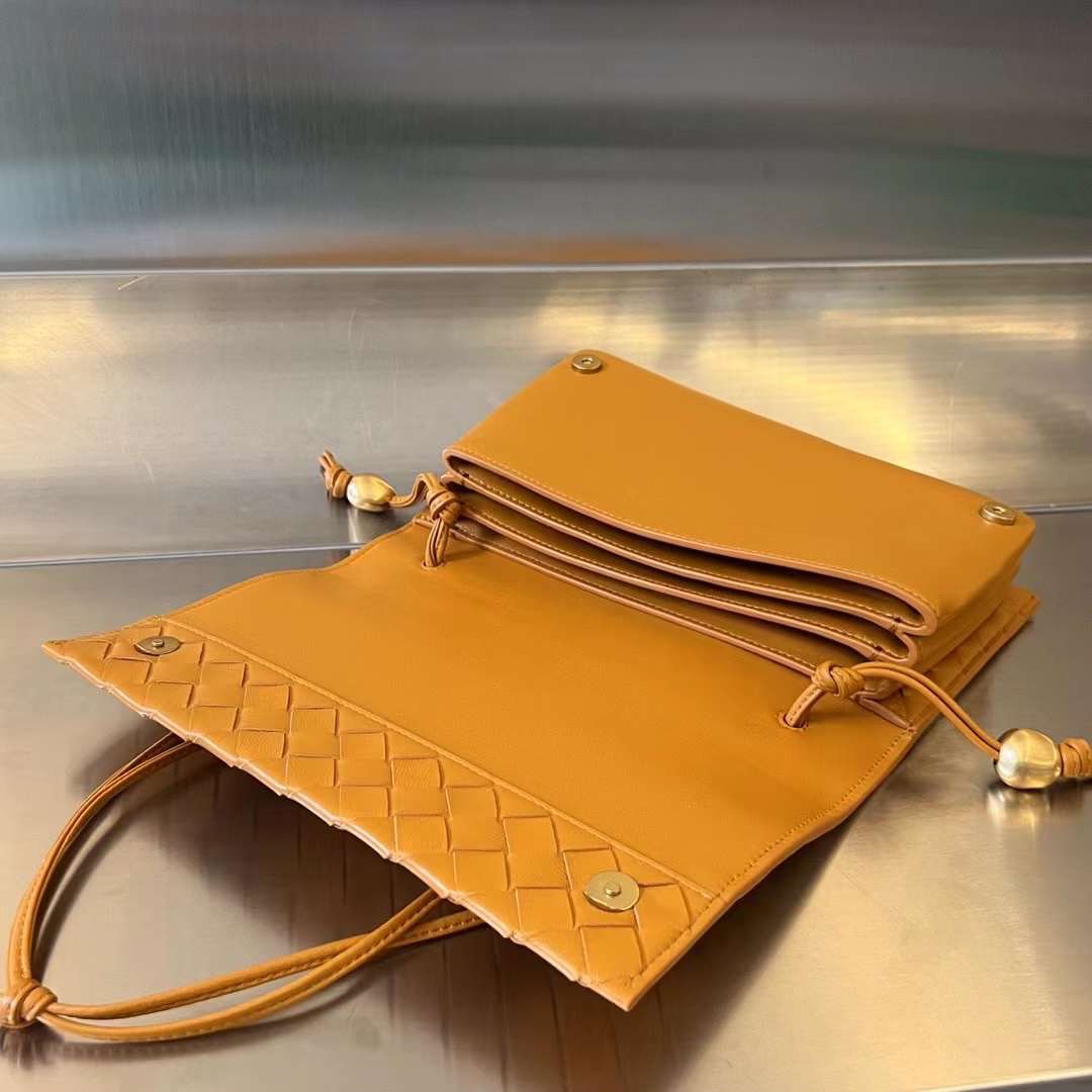 보테가 베네타 트리오 파우치 온 스트랩 (색상 3종)