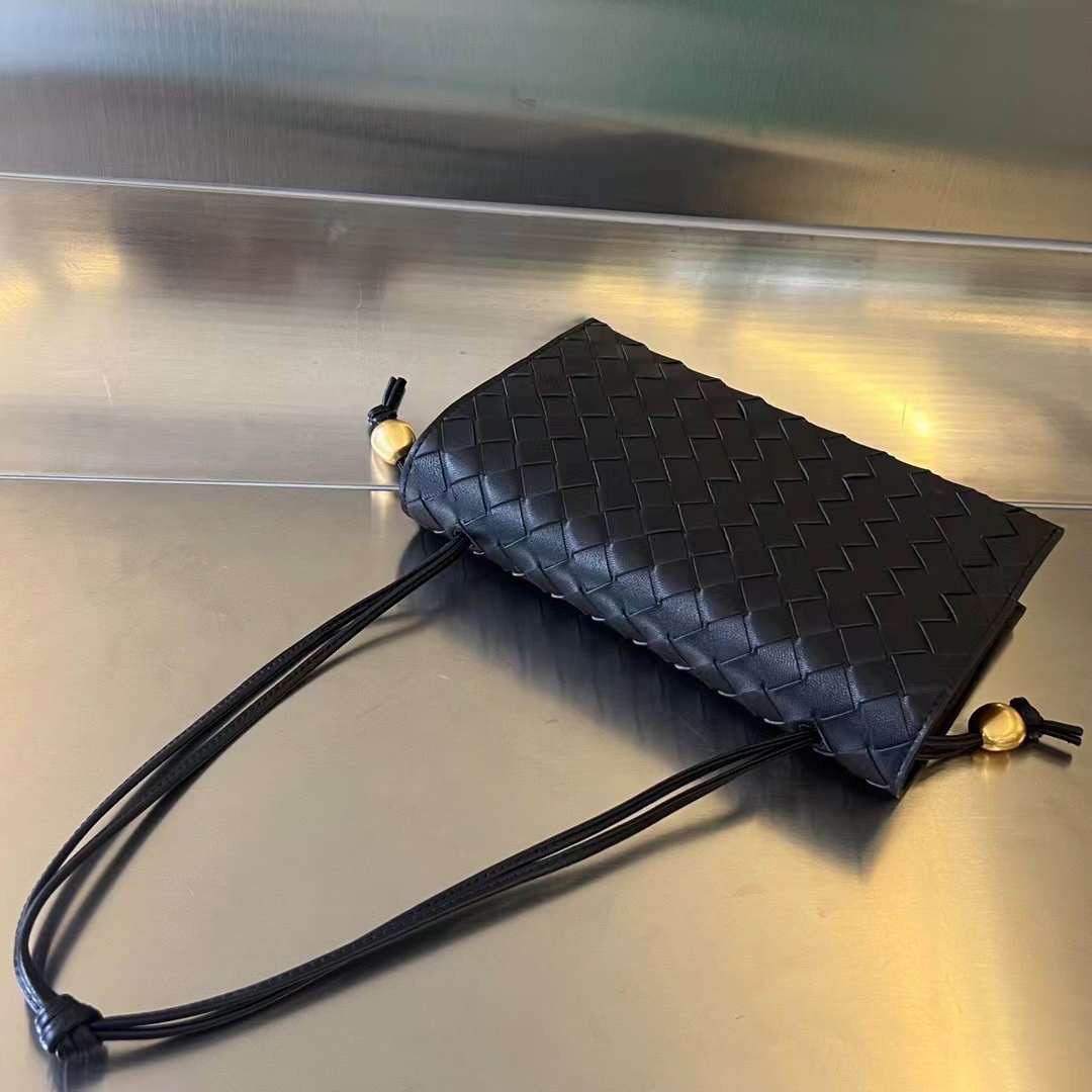 보테가 베네타 트리오 파우치 온 스트랩 (색상 3종)