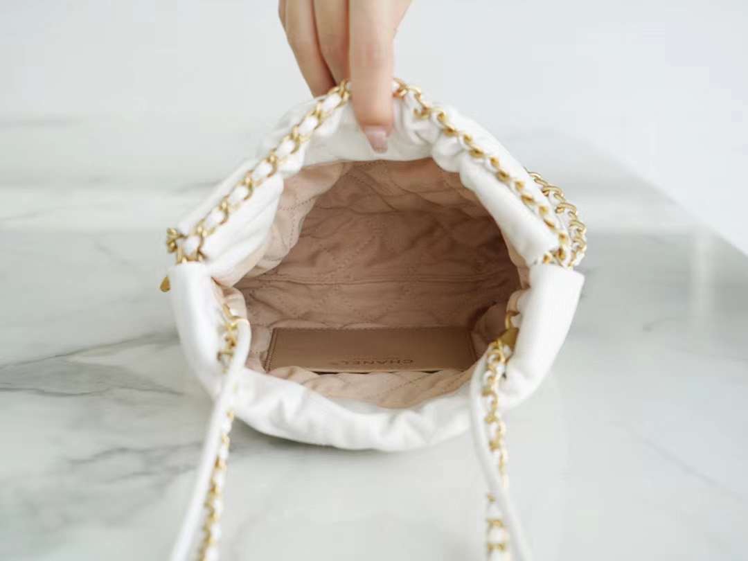 샤넬 23S 카프스킨 화이트 미니 22 H 가방 골드