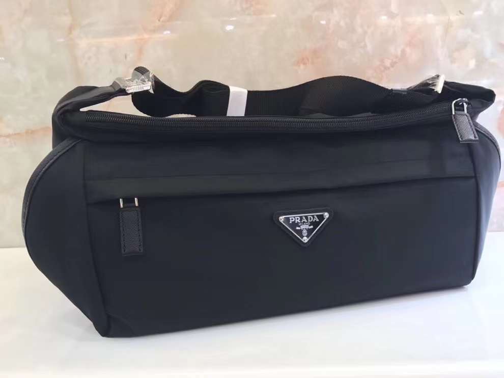 프라다 남자 바이커 백