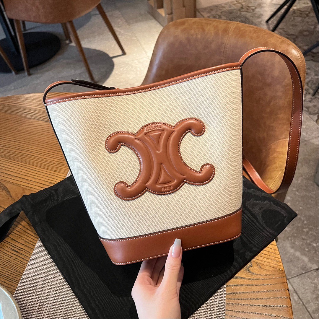 셀린느 퀴르 트리옹프 스몰 버킷