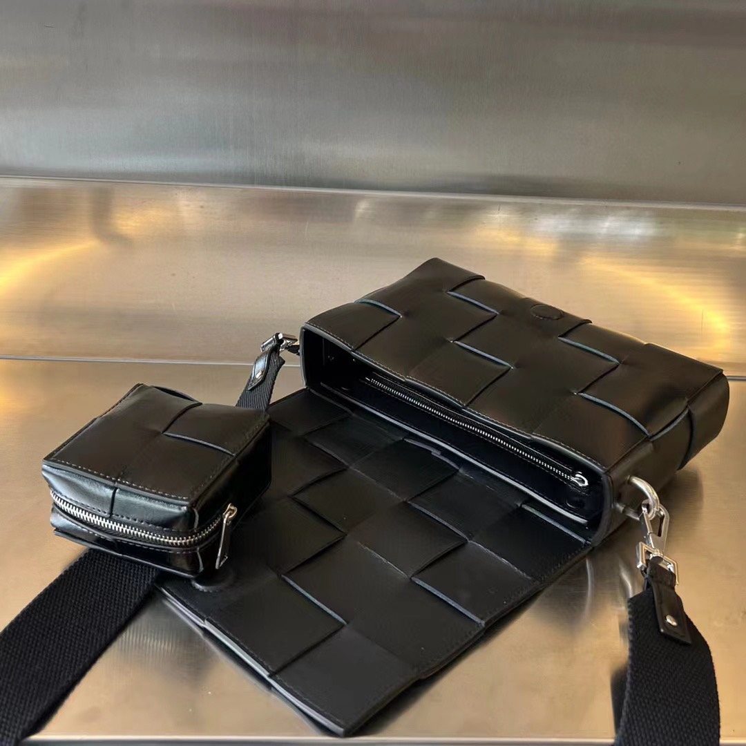 보테가 남성 Cassette With Versatile Strap