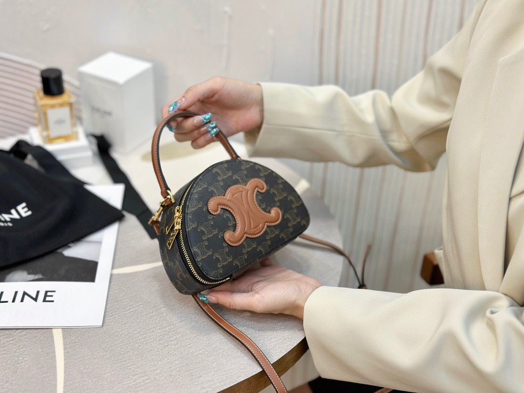 셀린느 HALF MOON CASE 미니백