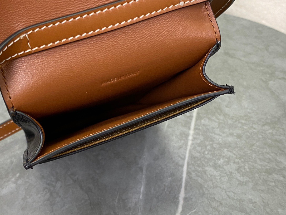 셀린느 TRIOMPHE CANVAS 핸드폰백