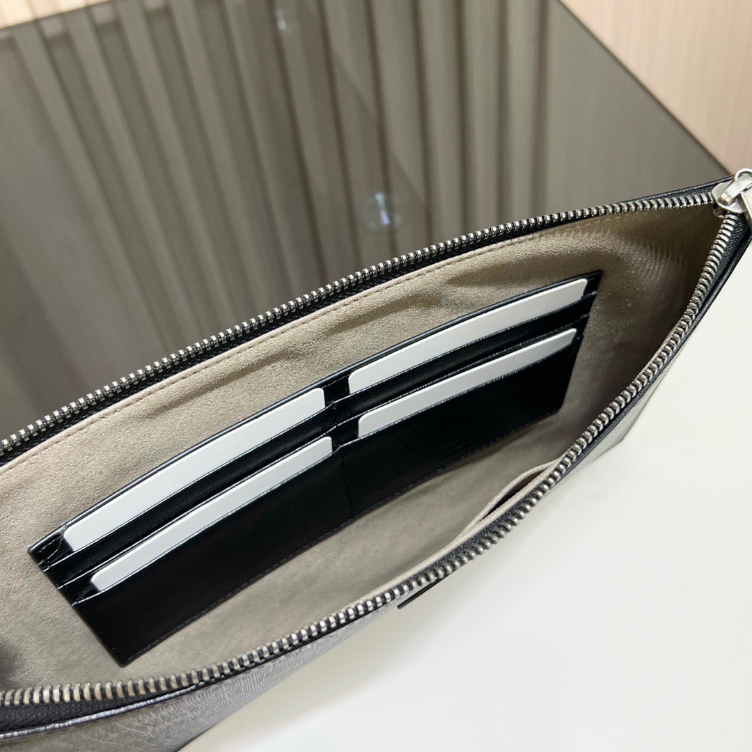 구찌 인터로킹 G 디테일 남성 파우치 (2컬러)