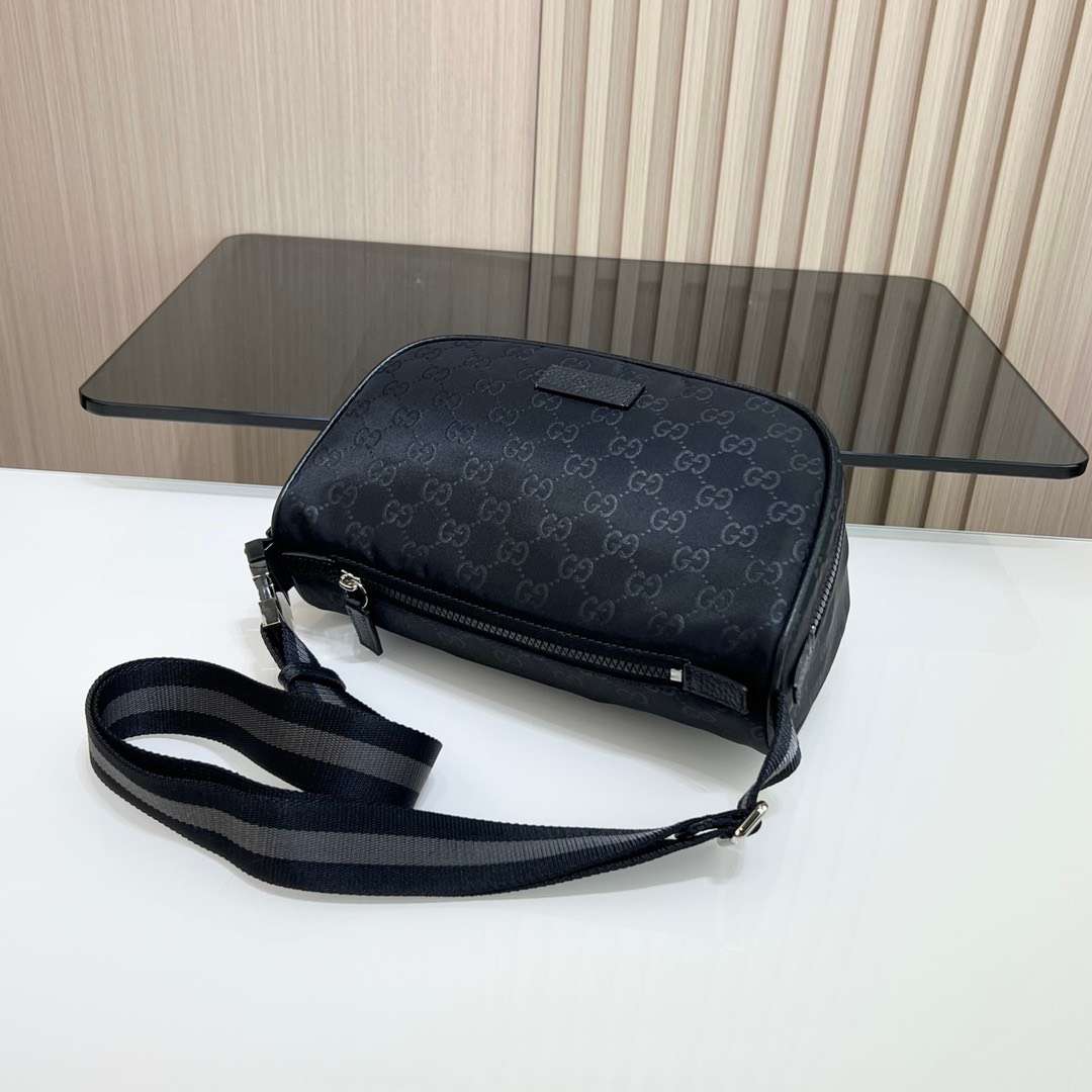 구찌 GG 패브릭 웨이스트백