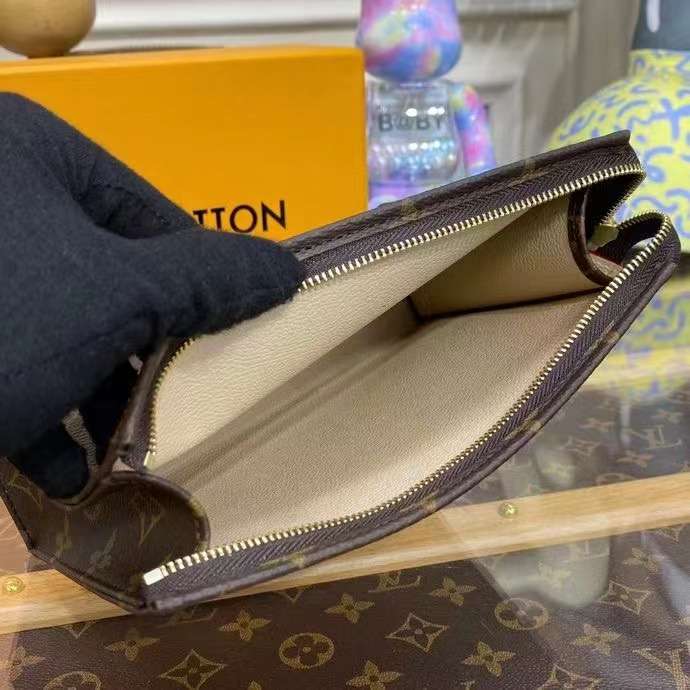 루이비통 포쉐트 토일렛 모노그램 클러치