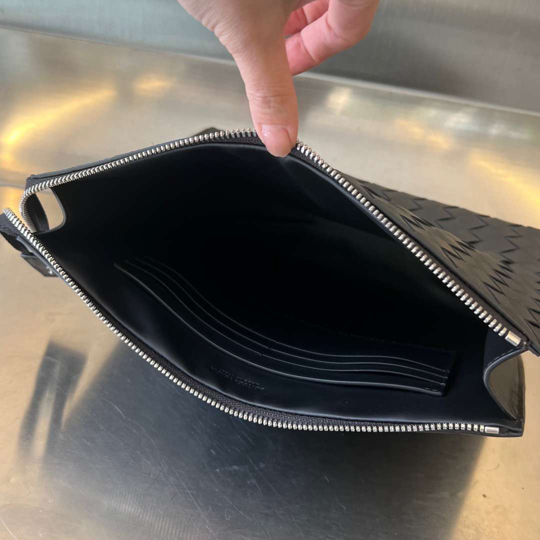 보테가 Intrecciato Leather 남성 파우치