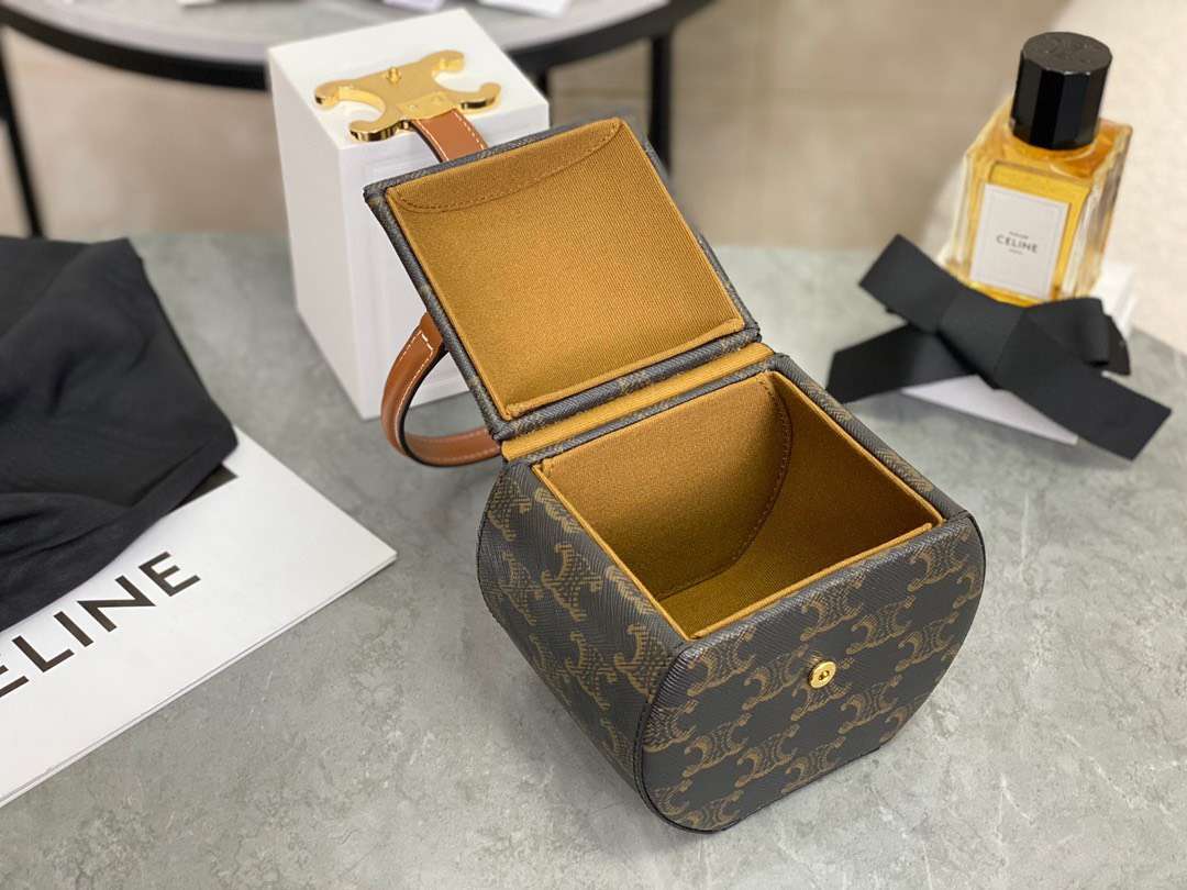 셀린느 트리오페 카바스 카프스킨 박스백