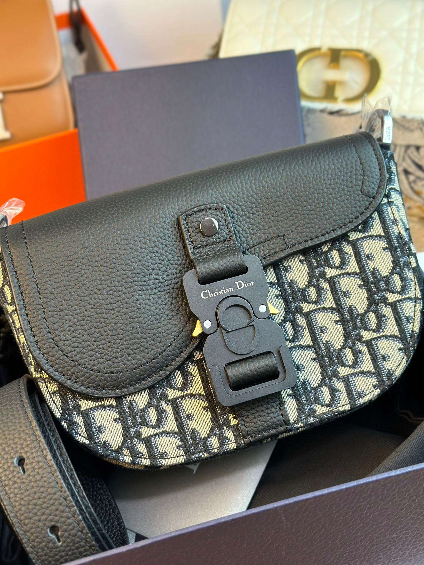 디올 Saddle Messenger 남여공용 가방