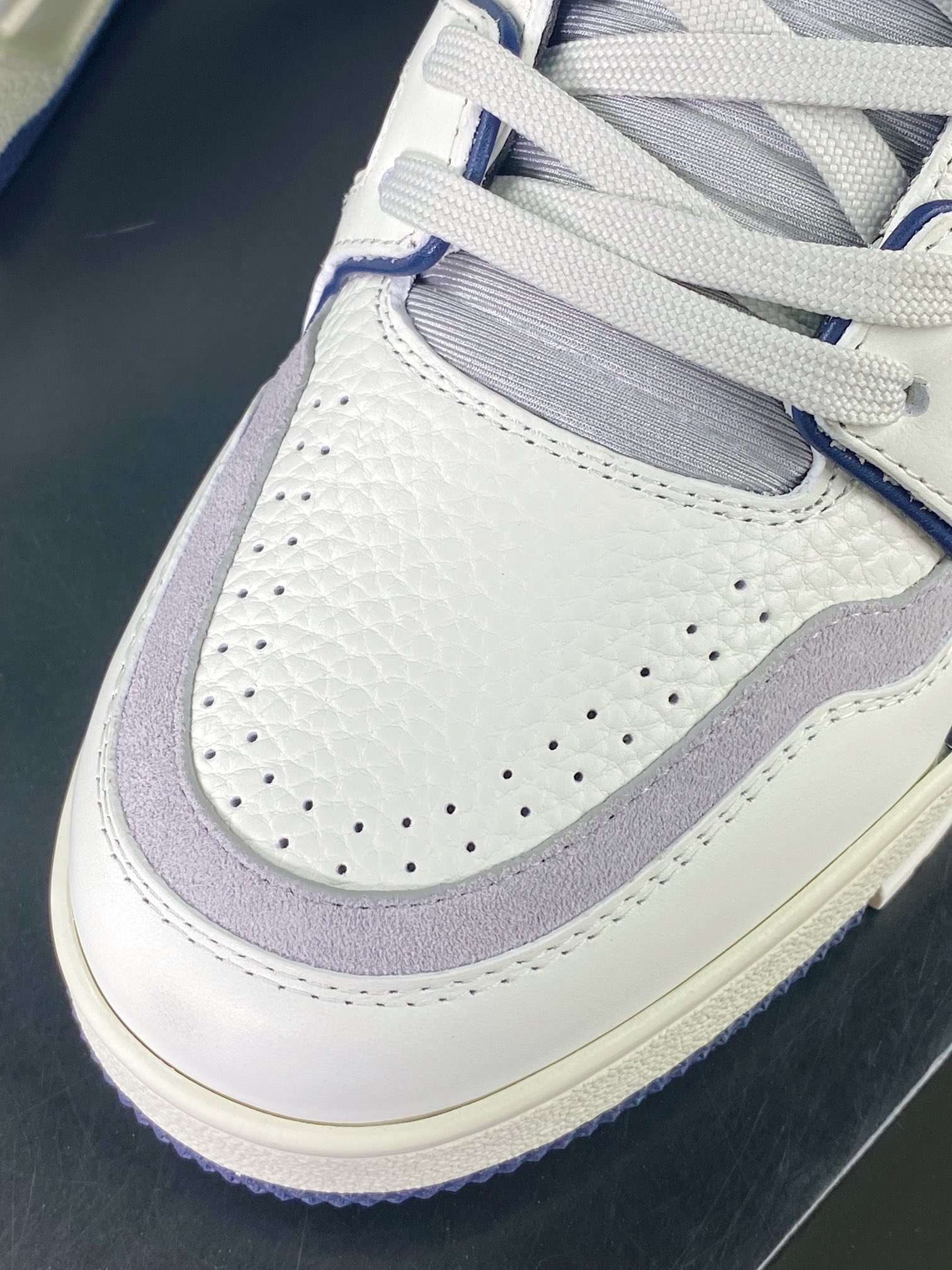 루이비통 Trainer Sneaker Low 남여공용 스니커즈