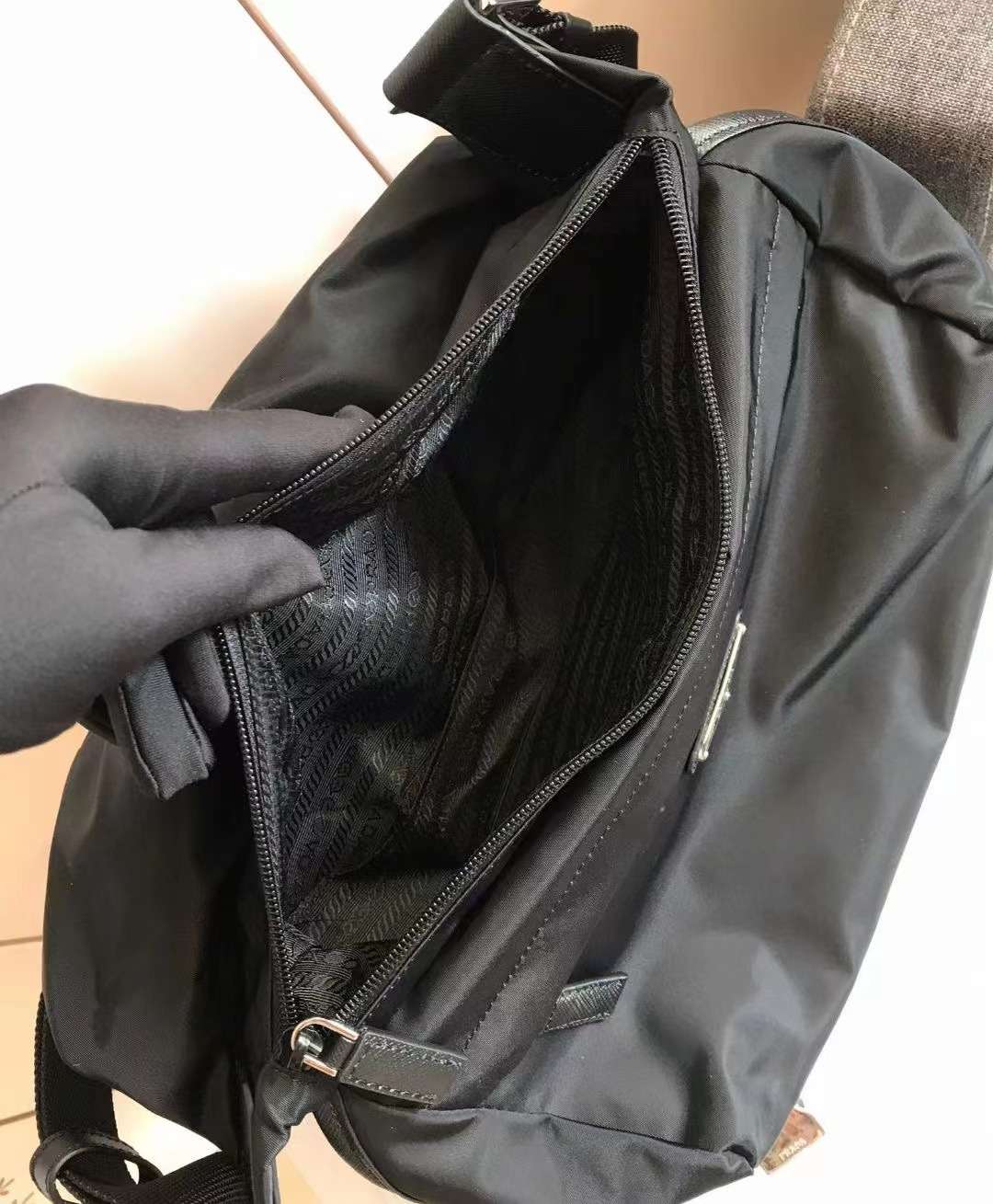 프라다 리나일론 및 사피아노 가죽 숄더백