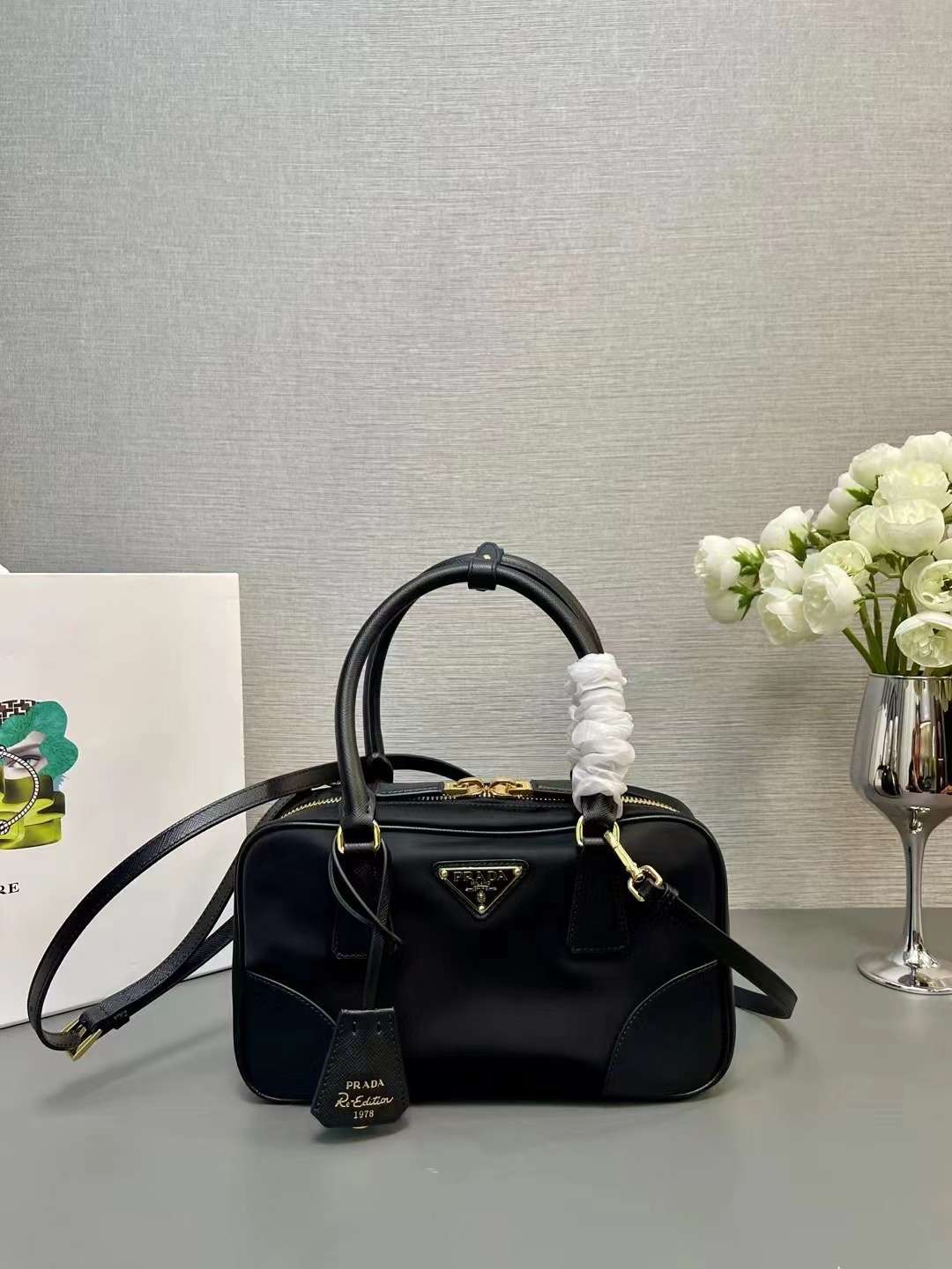 프라다 리에디션 1978 미디엄 사피아노 여성 가방