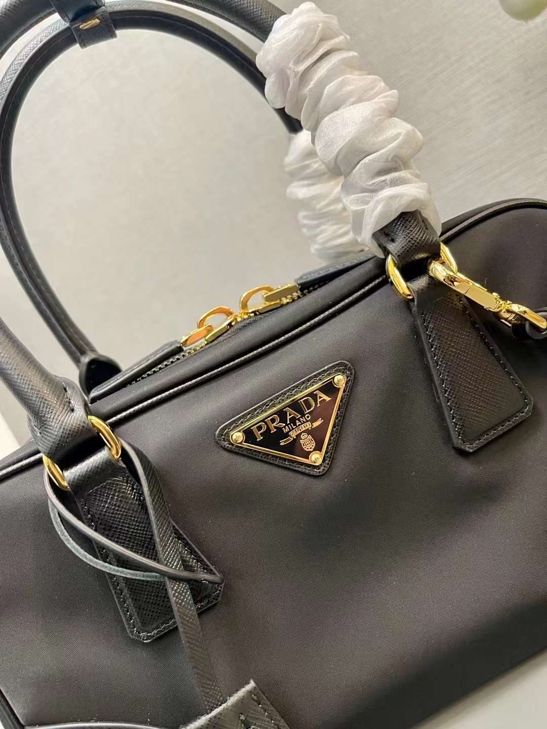 프라다 리에디션 1978 미디엄 사피아노 여성 가방