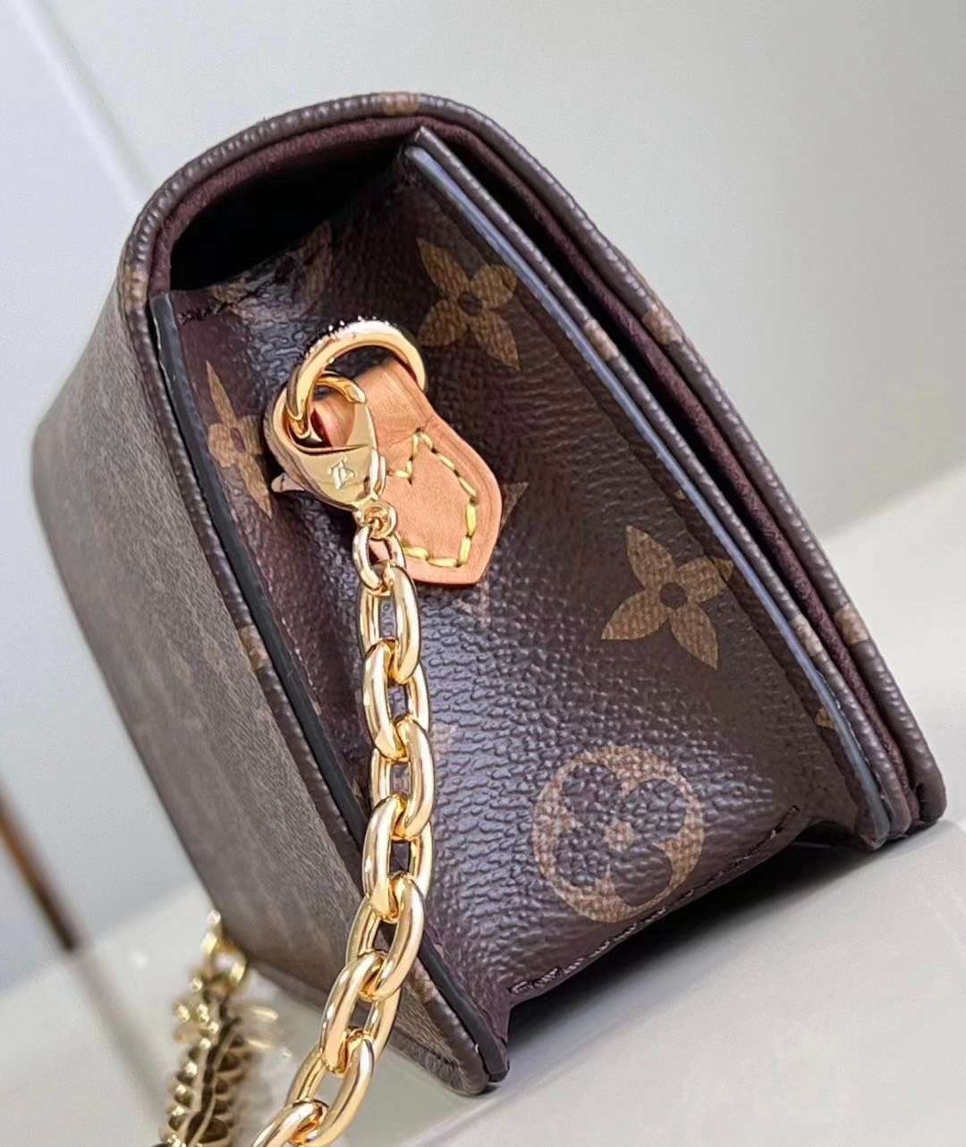 루이비통 모노그램 릴리 월렛 온 체인 숄더백