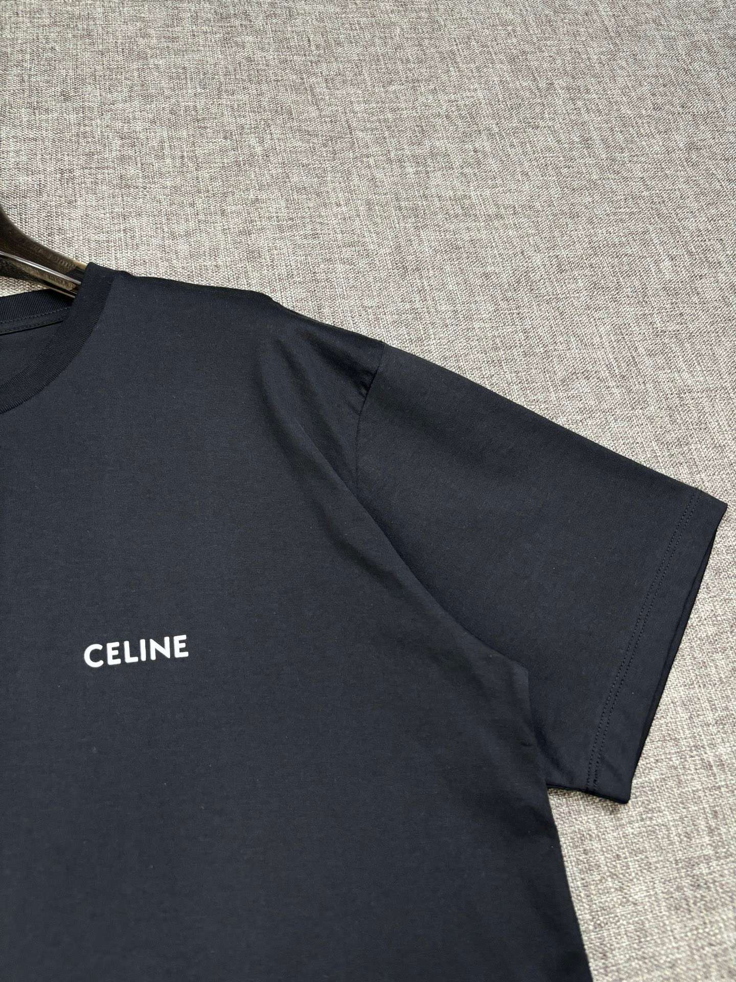 셀린느 가슴 클래식 작은 로고 남여공용 반팔티 (2컬러)