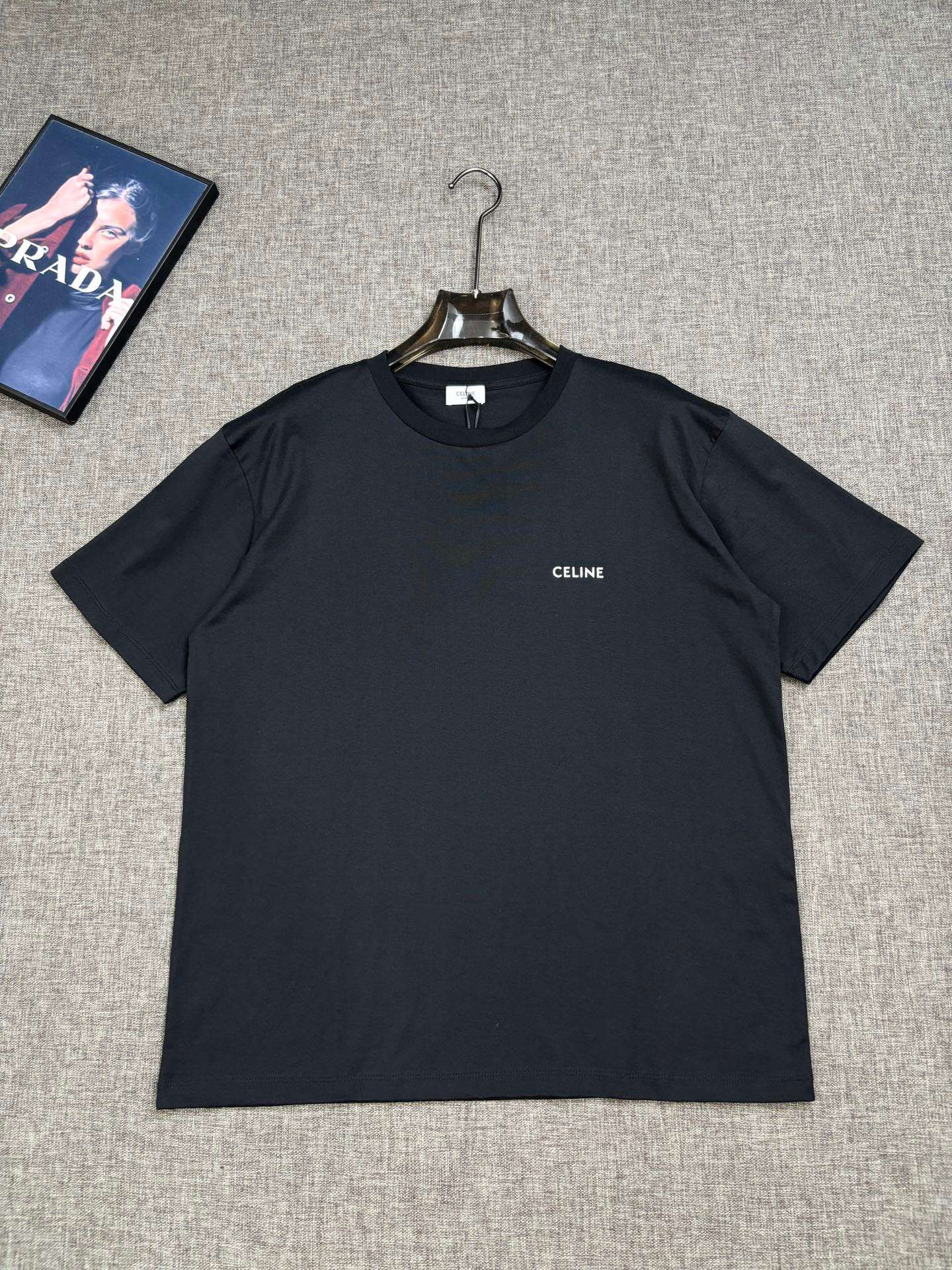 셀린느 가슴 클래식 작은 로고 남여공용 반팔티 (2컬러)