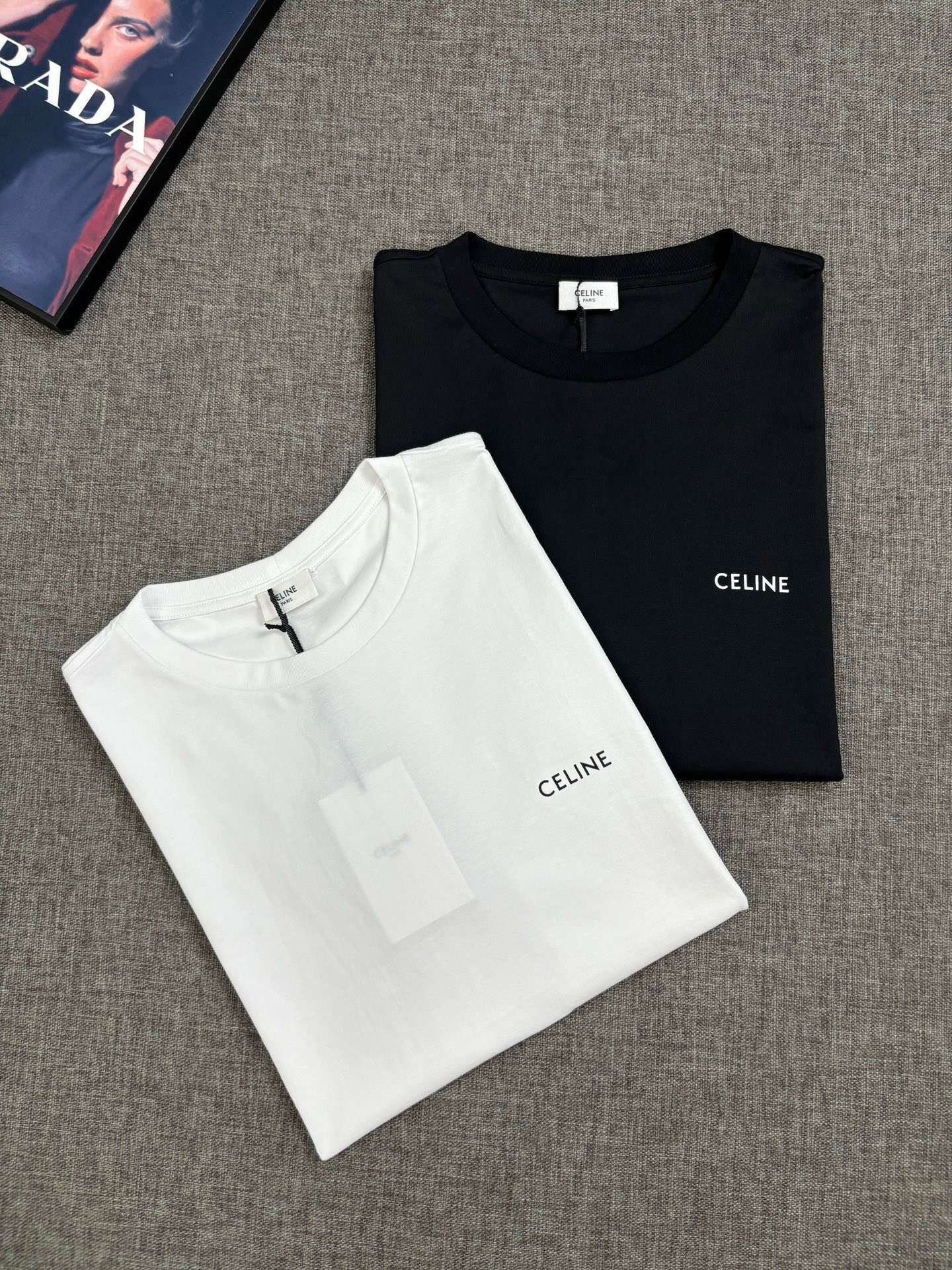 셀린느 가슴 클래식 작은 로고 남여공용 반팔티 (2컬러)