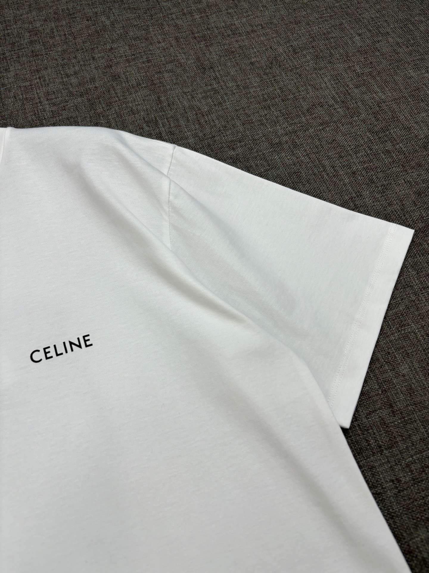 셀린느 가슴 클래식 작은 로고 남여공용 반팔티 (2컬러)