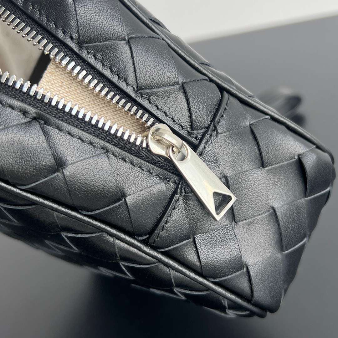 보테가 Leather Space Silver 남성 파우치