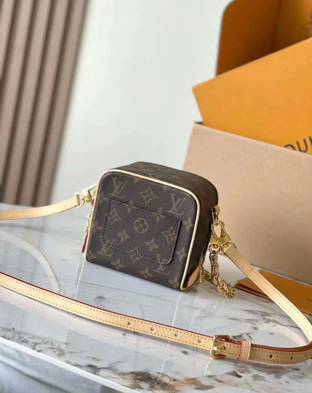 루이비통 저스트인케이스 박스 체인 여성 숄더백