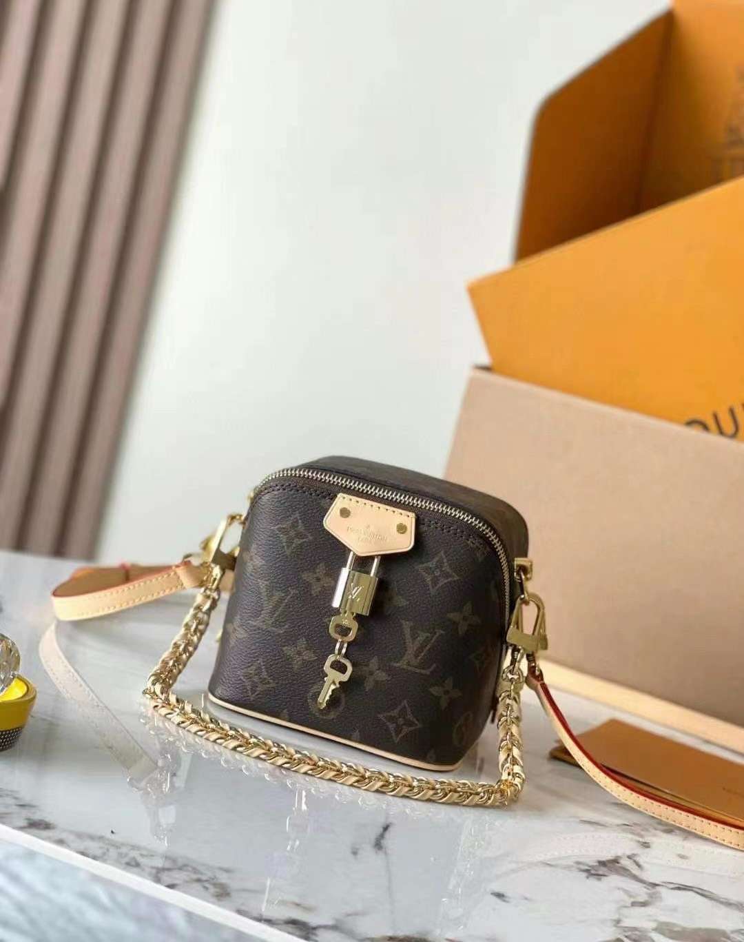루이비통 저스트인케이스 박스 체인 여성 숄더백