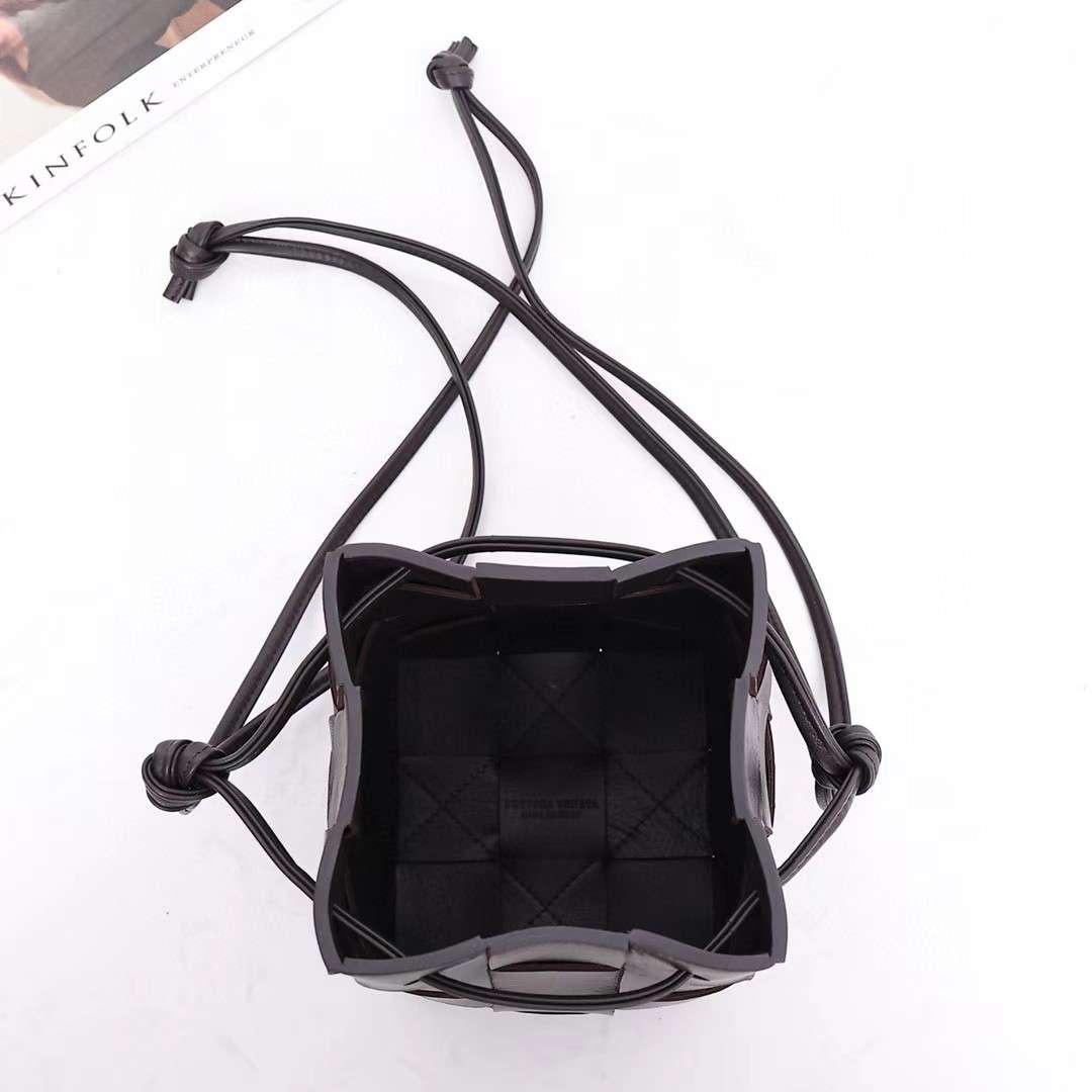 보테가 미니 레더 카세트 버킷백 블랙