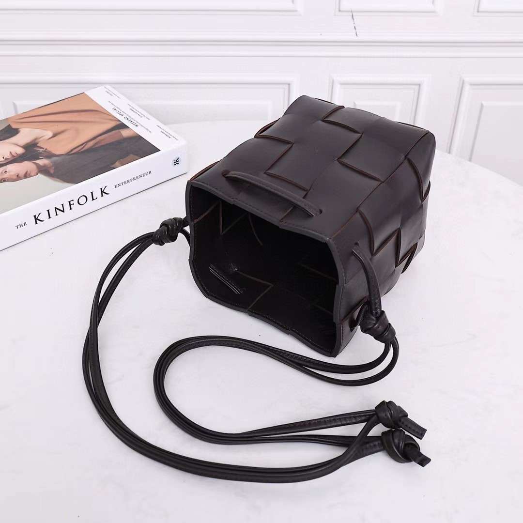 보테가 미니 레더 카세트 버킷백 블랙