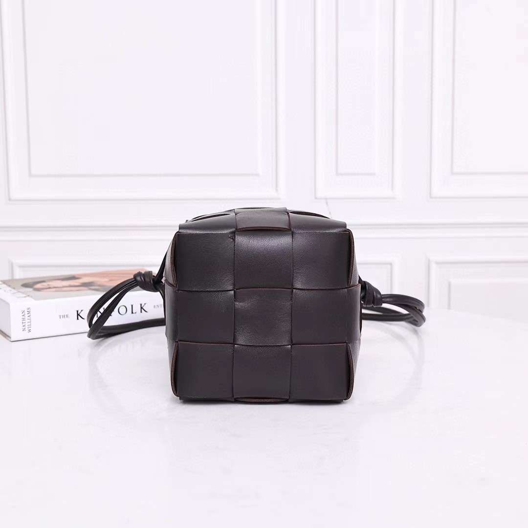 보테가 미니 레더 카세트 버킷백 블랙