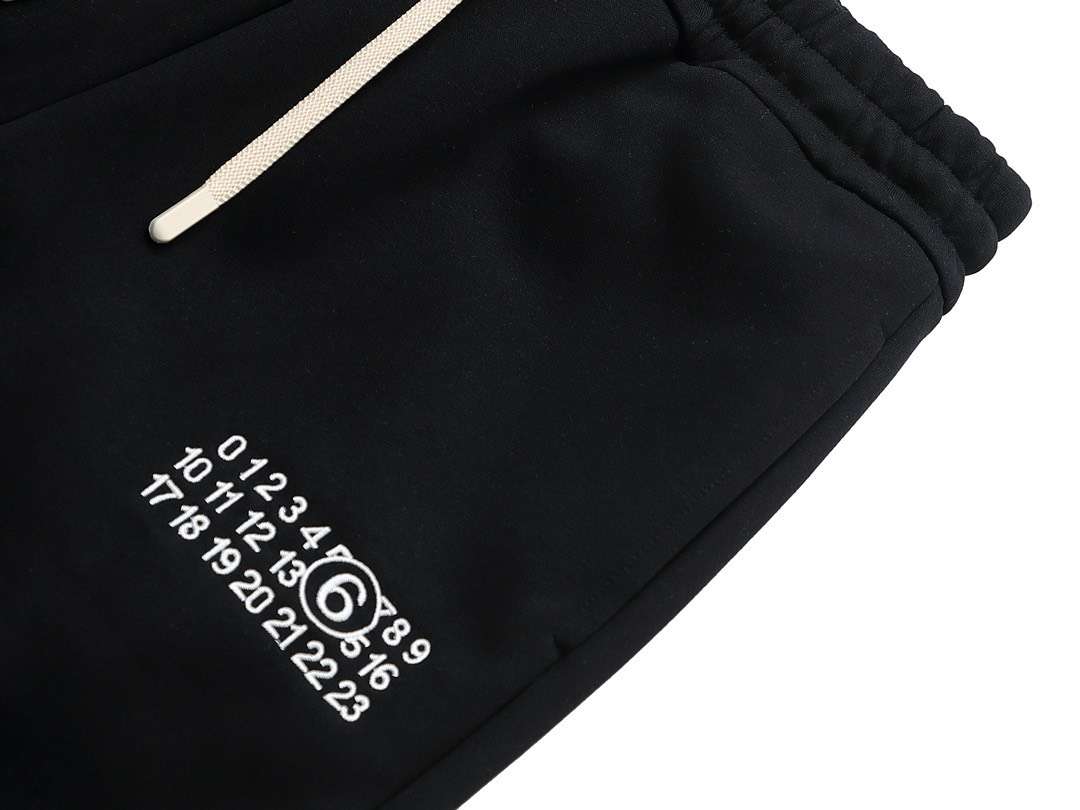 Maison Margiela 자수 숫자 로고 남성 긴바지
