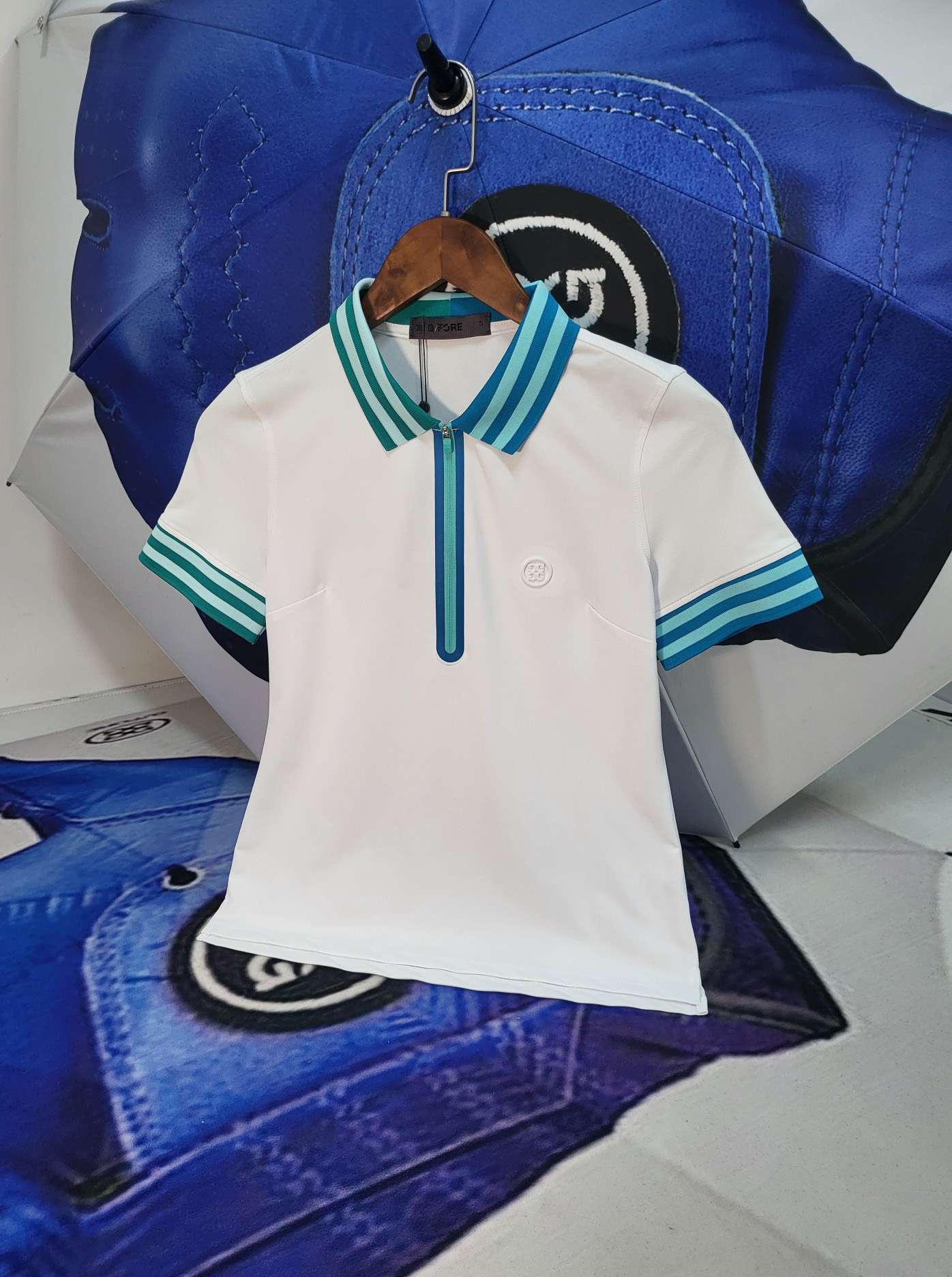 지포어 CONTRAST EMBOSSED LOGO 여성 골프 반팔티