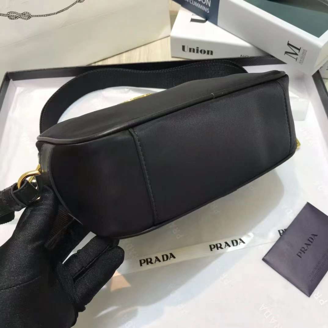 프라다 포코노 남여공용 크로스백