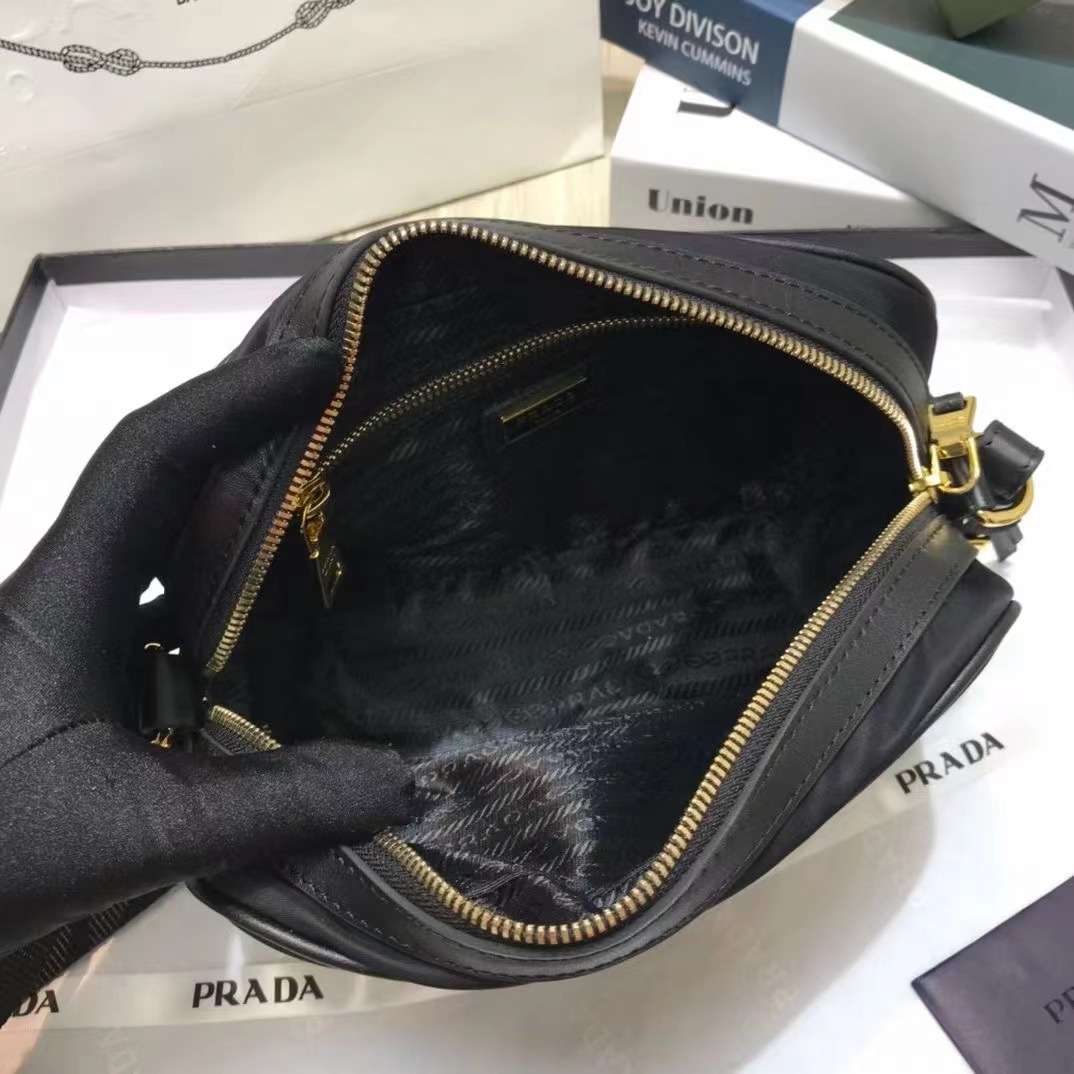 프라다 포코노 남여공용 크로스백