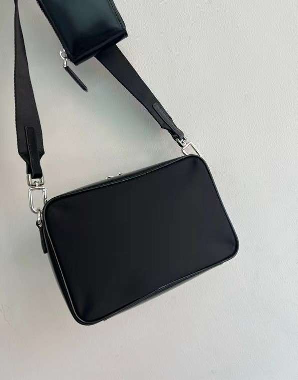 프라다 브라쉬드 레더 미니 크로스백