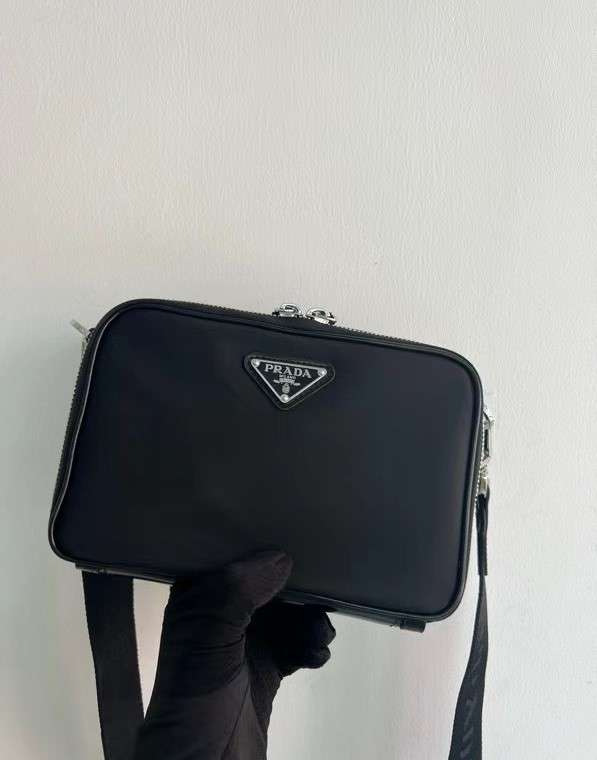 프라다 브라쉬드 레더 미니 크로스백