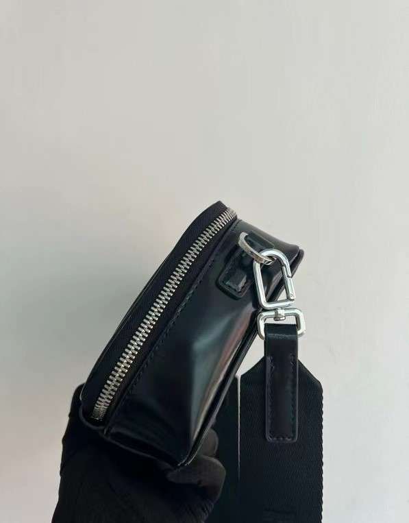 프라다 브라쉬드 레더 미니 크로스백