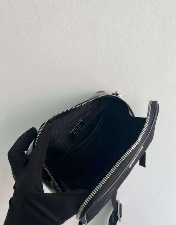 프라다 브라쉬드 레더 미니 크로스백