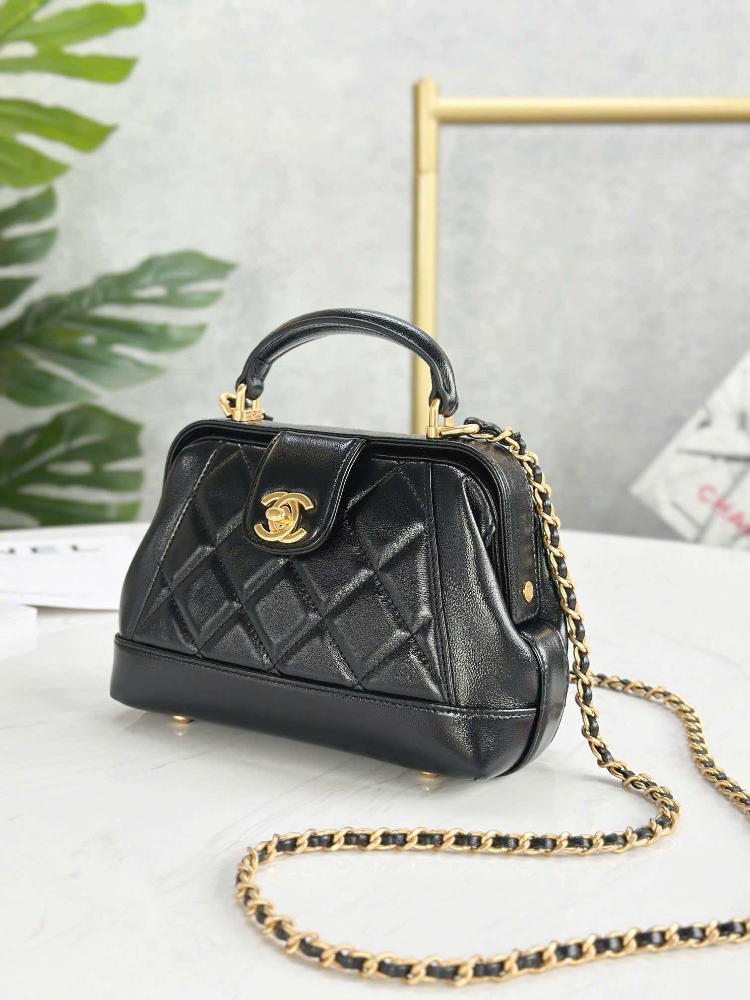 샤넬 24시즌 탑핸들 여성 미니백