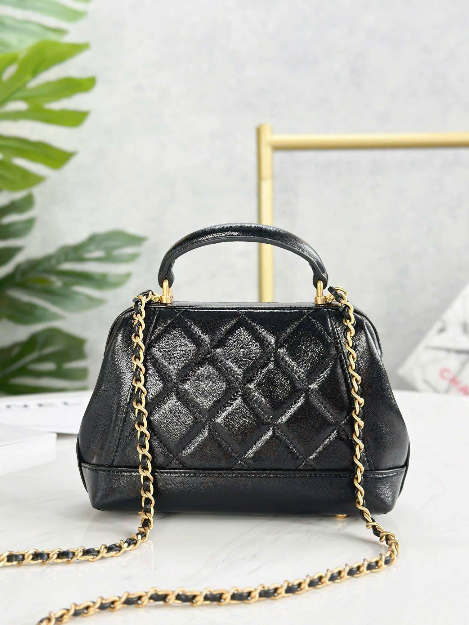 샤넬 24시즌 탑핸들 여성 미니백