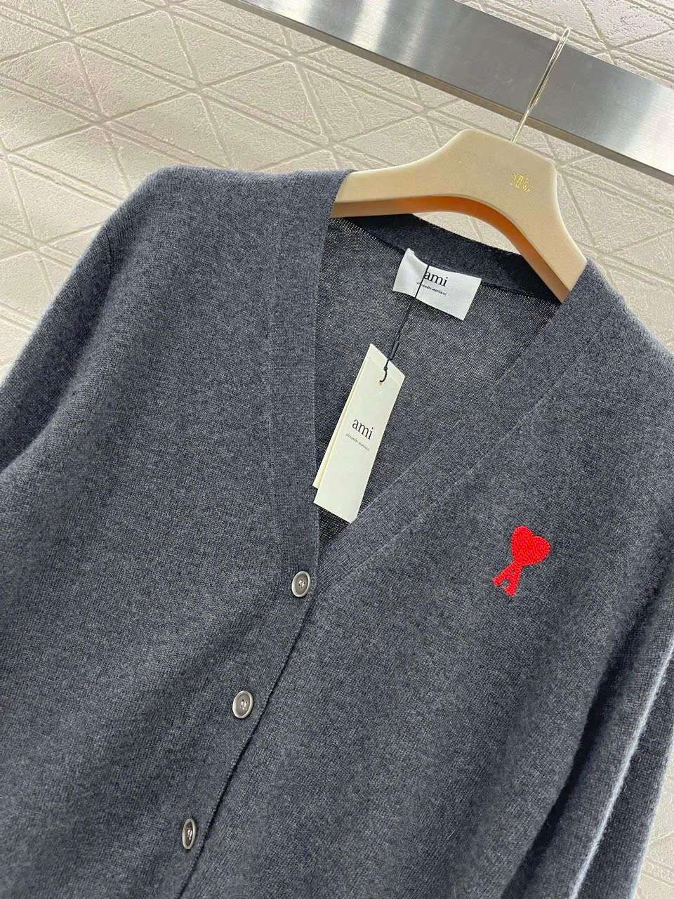 아미 하트 자수 로고 여성 가디건 (2컬러)