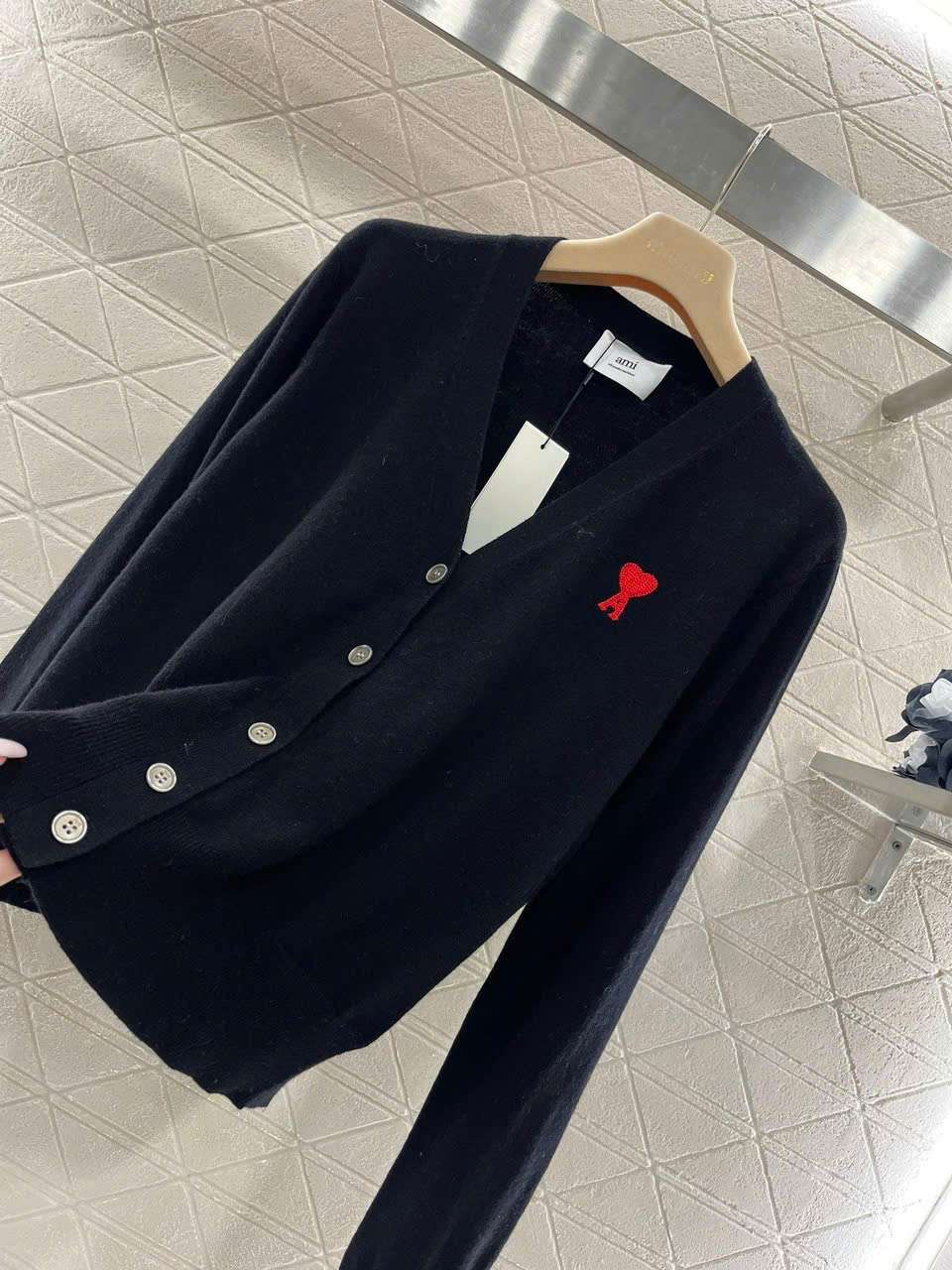 아미 하트 자수 로고 여성 가디건 (2컬러)