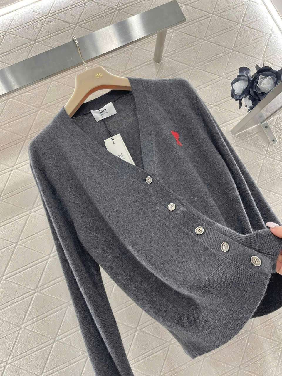 아미 하트 자수 로고 여성 가디건 (2컬러)