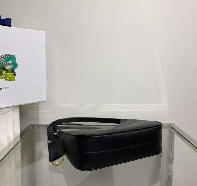 프라다 Re-Edition Saffiano 여성 호보백