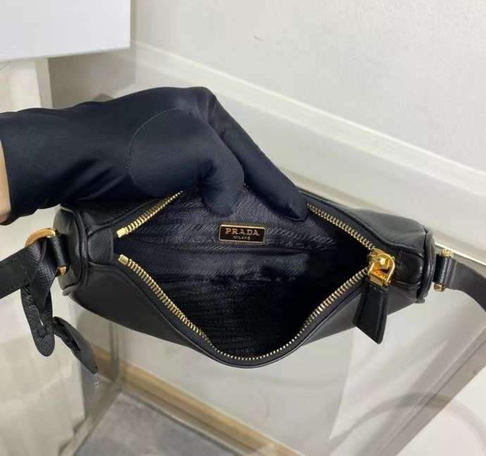 프라다 Re-Edition Saffiano 여성 호보백