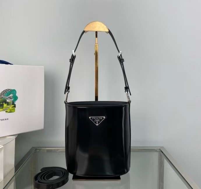 프라다 삼각 로고 브러시드 여성 숄더 버킷백
