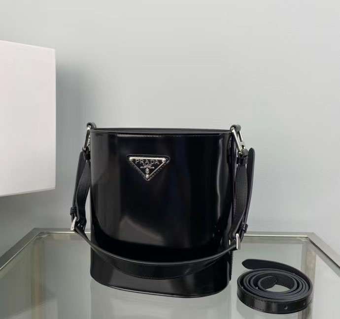 프라다 삼각 로고 브러시드 여성 숄더 버킷백