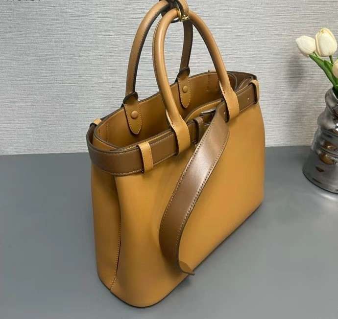 프라다 버클 스몰 가죽 여성 핸드백