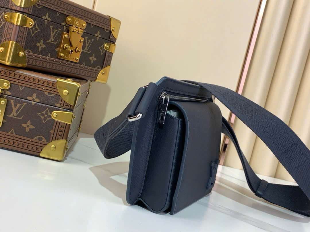 루이비통 Takeoff Aerogram 남성 크로스백