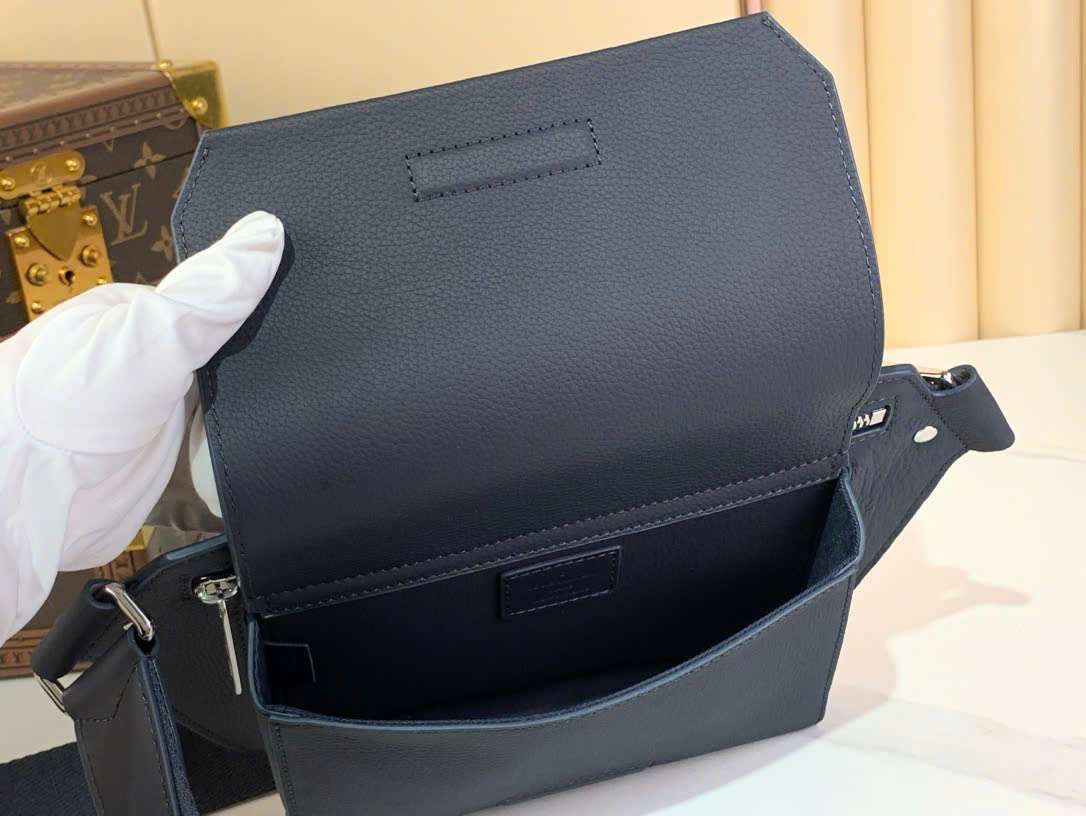 루이비통 Takeoff Aerogram 남성 크로스백