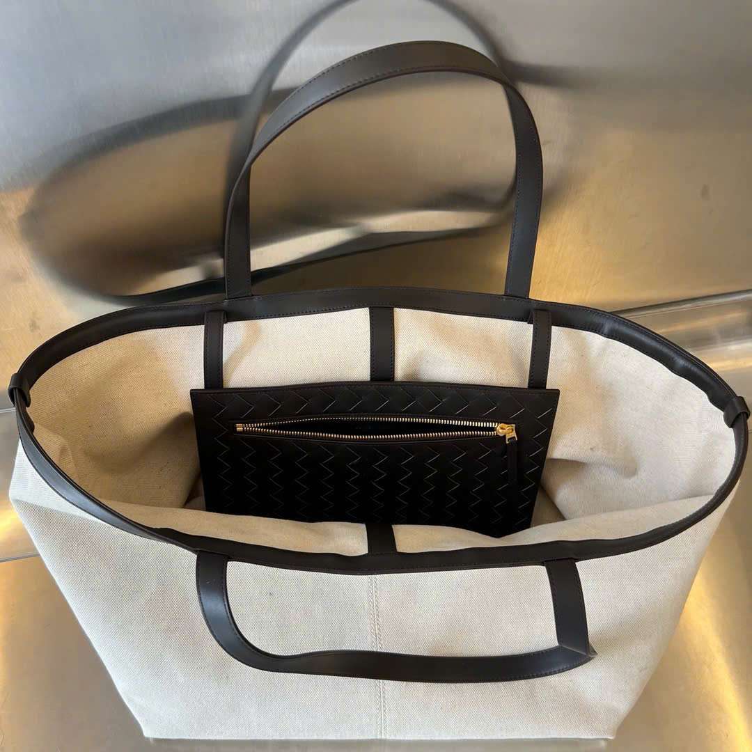 보테가 Medium Flip Flap 여성 토트백